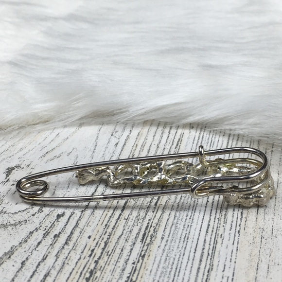 Large Fashion Safety Pin Hearts & Rhinestones - Picture 5 of 6